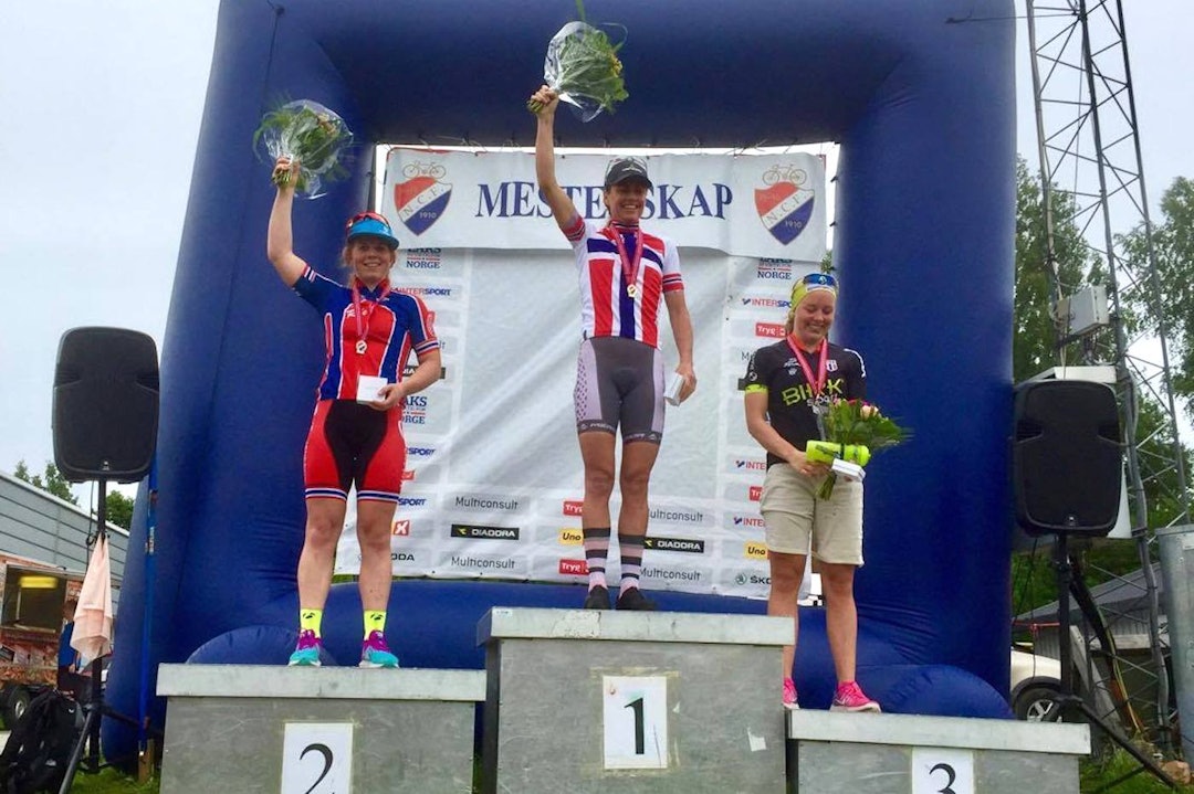 Elisabeth Sveum underveis i rundbanerittet på Konnerrud. Foto: Lena Øverbye Elisabeth Sveum - Gunn-Rita Dahle Fleasjå - Ingrid Sofie Bøe Jacobsen - NM XCO 2017 - Bengt Ove Sannes 1400x933