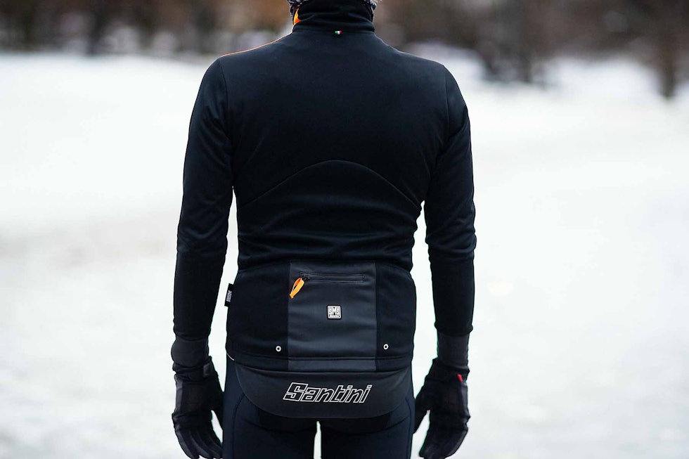 MED LOMMER: Vega Extreme-jakka er trang over skuldrene og har fire store baklommer, den ene vanntett. Foto: Kristoffer H. Kippernes