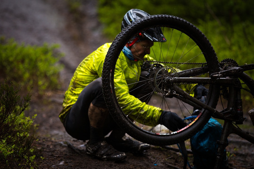 SKRUING: I et langt maratonritt som Terrengsykkelrittet kan både punkteringer og andre mekaniske feil oppstå. TSR2015-6658a
