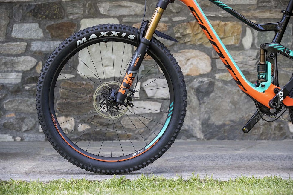 GOD PLASS: Her avbildet med «små» hjul, 27,5 x 2,8 tommer. Genius 900 Tuned_SCOTT Sports_bike_Close-Up_2018_21