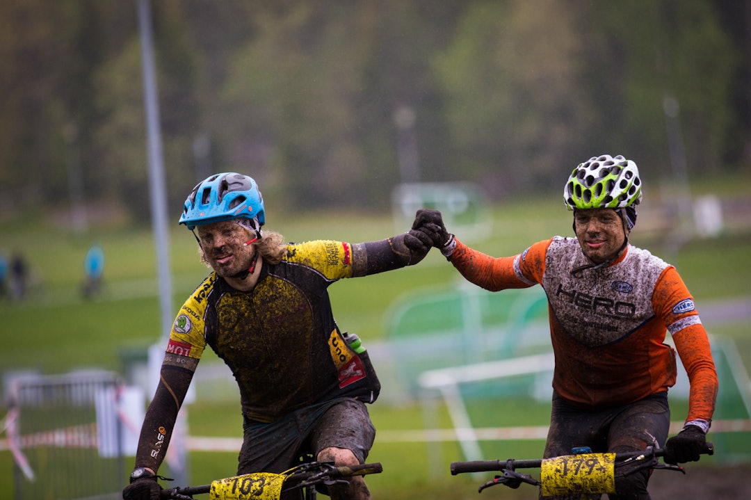 SAMSPILL: Flere kom i mål to- og to, etter å ha tilbrakt mange timer ute i marka. TSR2015-7432a