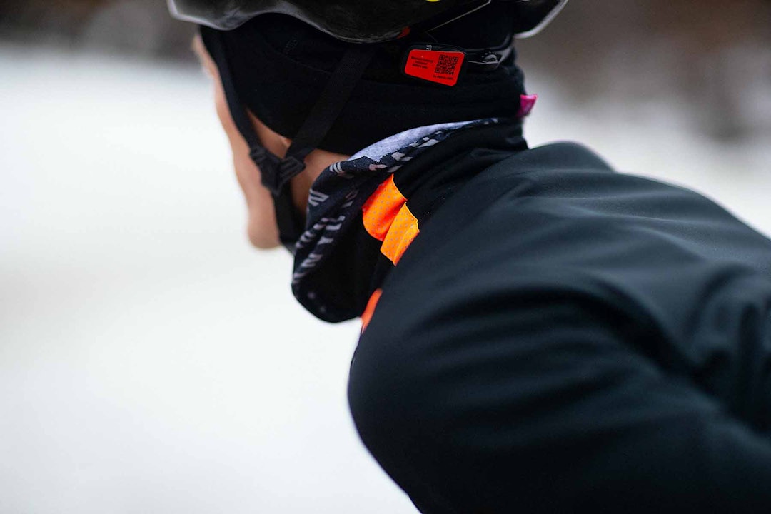 REFLEKS: Det oransje feltet på venstre skulder lyser sterkt i lyset fra biler eller andre syklister. Foto: Kristoffer H. Kippernes