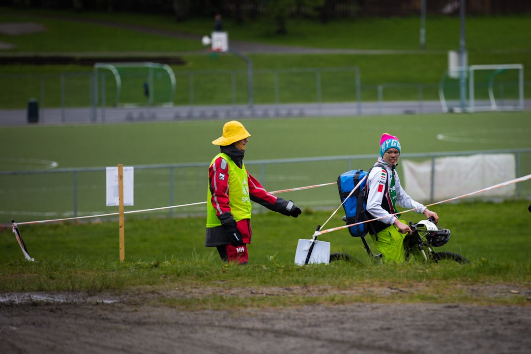 FORSKRIFTSMESSIG: påkledning fra løypevaktens side. TSR2015-7173a
