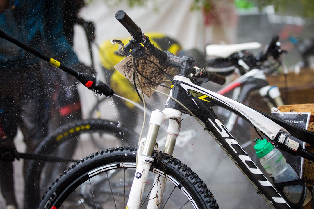 VASKE SYKKELEN: høytrykksspylerne fikk bein å gå på etter målgang. TSR2015-7305a