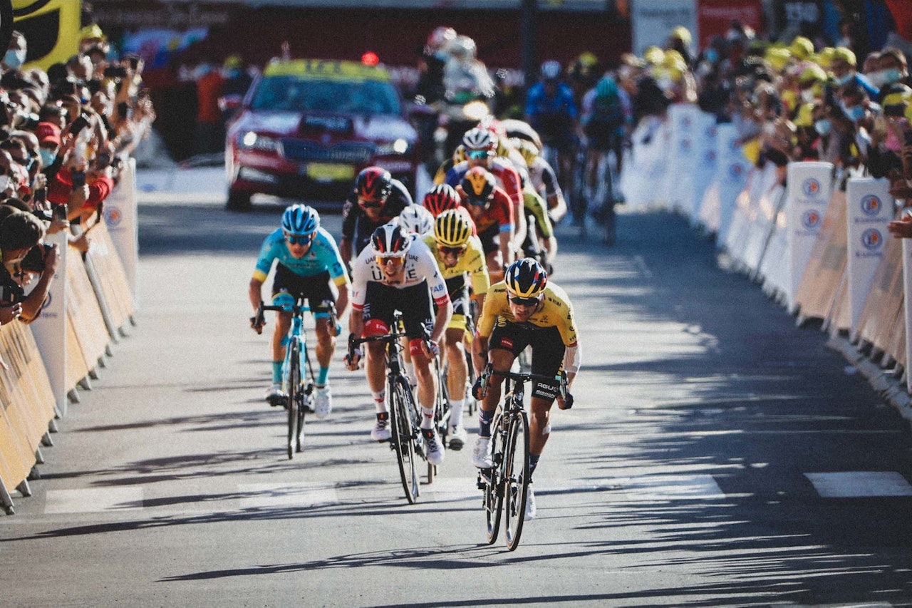 LANG, LANG REKKE: Jumbo-Visma kjørte knallhardt i går, og flere sammenlagtfavoritter har allerede tapt tid. Foto: Cor Vos.  tour de france primoz roglic