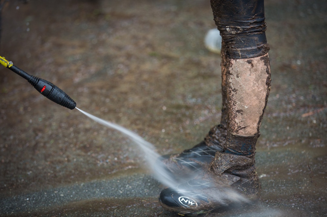 VASKE SEG SELV: Både sykkel og rytter trengte høytrykksvask. TSR2015-7331a