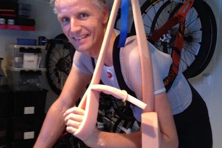 INNOVATIV: Pål Sørvoll måtte bruke ingeniørhodet da han skadet skulderen for noen år siden og rigget rulla slik at han fikk trent godt likevel. Foto: Privat