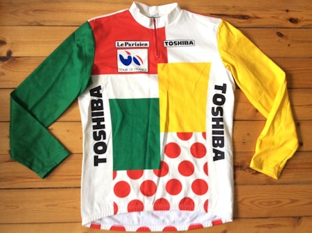 STYGG SAK: Dette var faktisk en trøye du kunne vinne i Tour de France, Bernard Hinault har eksempelvis båret den ved flere anledninger. Foto: Toshiba.