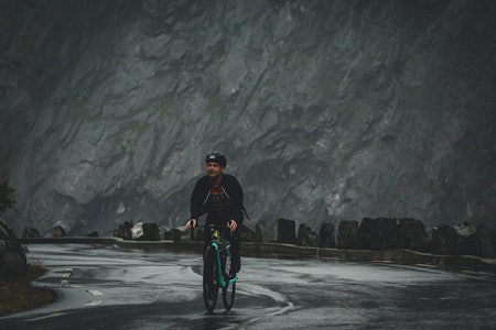 EVERESTING TROLLSTIGEN: Premiereutgaven av everesting-eventen opp den ikoniske vegstrekningen med 11 serpentinsvinger ble en kjølig, fuktig og trolsk opplevelse for de 12 deltakerne. Foto: Kent Erik Harridsleff Everesting Trollstigen 2020