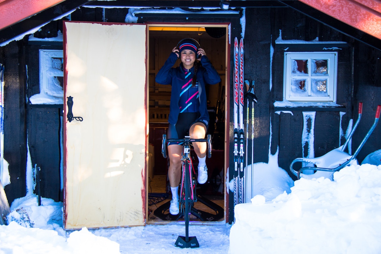 UTETRENING: Caroline Vamnes sykler gjerne langtur ute om vinteren, men ikke uten Zwift. Foto: Privat UTETRENING: Caroline Vamnes sykler gjerne langtur ute om vinteren, men ikke uten Zwift. Foto: Privat
