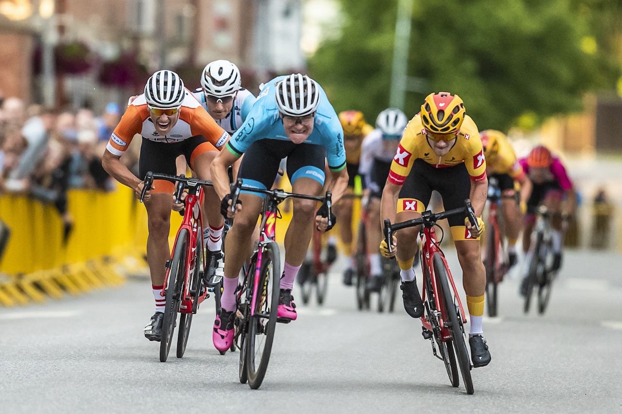 THRILLER: I menn senior var det bare 13 av 60 startende som kom til mål i gaterittet under NM i Askim. Foto: Pål Westgaard THRILLER: I menn senior var det bare 13 av 60 startende som kom til mål i gaterittet under NM i Askim. Foto: Pål Westgaard