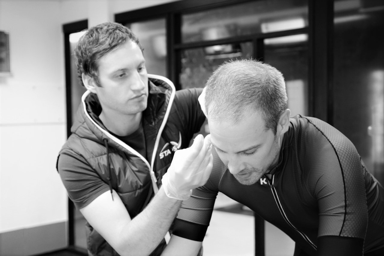 BLODPRØVE: Blåmerke på øreflippen er et sikkert tegn på at testpersonen har absolvert en laktattest. Foto: STAPS. BLODPRØVE: Blåmerke på øreflippen er et sikkert tegn på at testpersonen har absolvert en laktattest. Foto: STAPS.