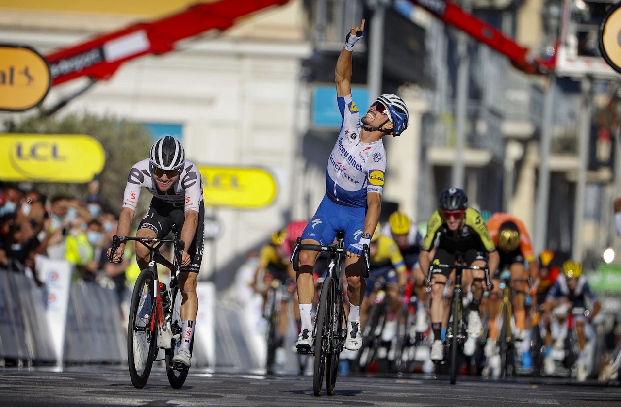 PEKTE TIL HIMMELEN: Julian Alaphilippe dedikerte seieren på dagens etappe til sin nylig avdøde far. Foto: Cor Vos.  PEKTE TIL HIMMELEN: Julian Alaphilippe dedikerte seieren på dagens etappe til sin nylig avdøde far. Foto: Cor Vos.
