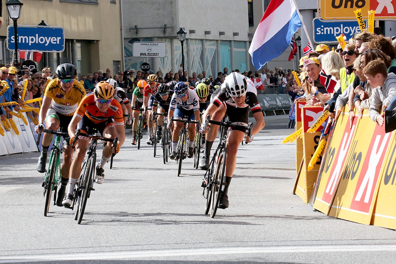 INTENST: Oppgjør om seieren på siste etappe av Ladies Tour of Norway i Halden. Foto: Ladies Tour of Norway INTENST: Oppgjør om seieren på siste etappe av Ladies Tour of Norway i Halden. Foto: Ladies Tour of Norway