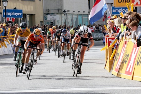 INTENST: Oppgjør om seieren på siste etappe av Ladies Tour of Norway i Halden. Foto: Ladies Tour of Norway