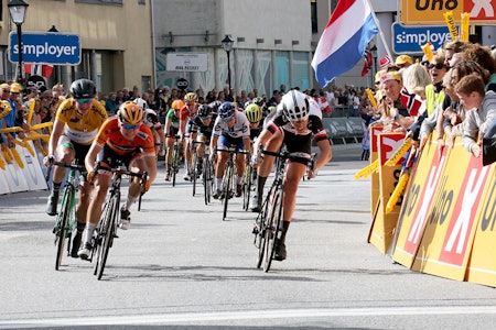 INTENST: Oppgjør om seieren på siste etappe av Ladies Tour of Norway i Halden. Foto: Ladies Tour of Norway