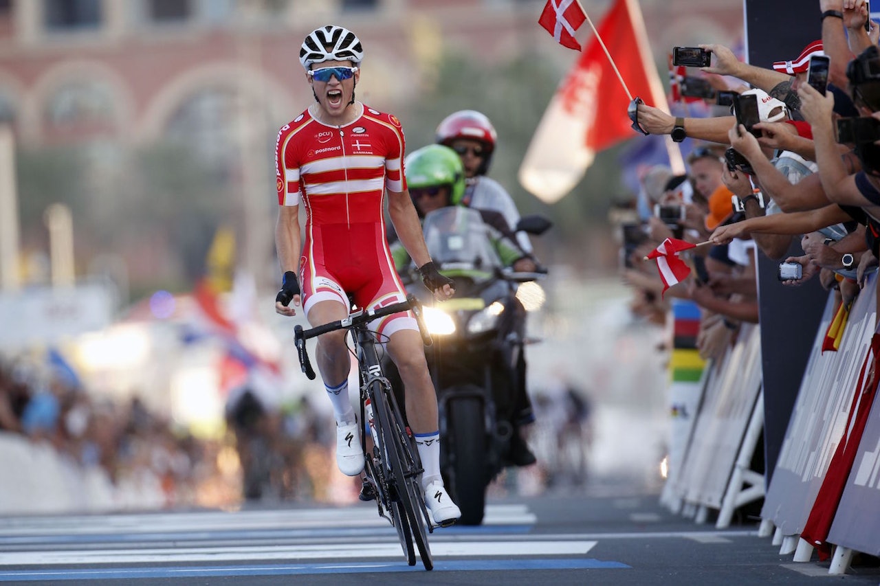 VM-GULL: Jacob Engholm fra Danmark kjørte alene over målstreken og vant med 7 sekunders margin. Sedrik Ullebø ble beste norske på 9.plass. Foto: Cor Vos VM-GULL: Jacob Engholm fra Danmark kjørte alene over målstreken og vant med 7 sekunders margin. Sedrik Ullebø ble beste norske på 9.plass. Foto: Cor Vos