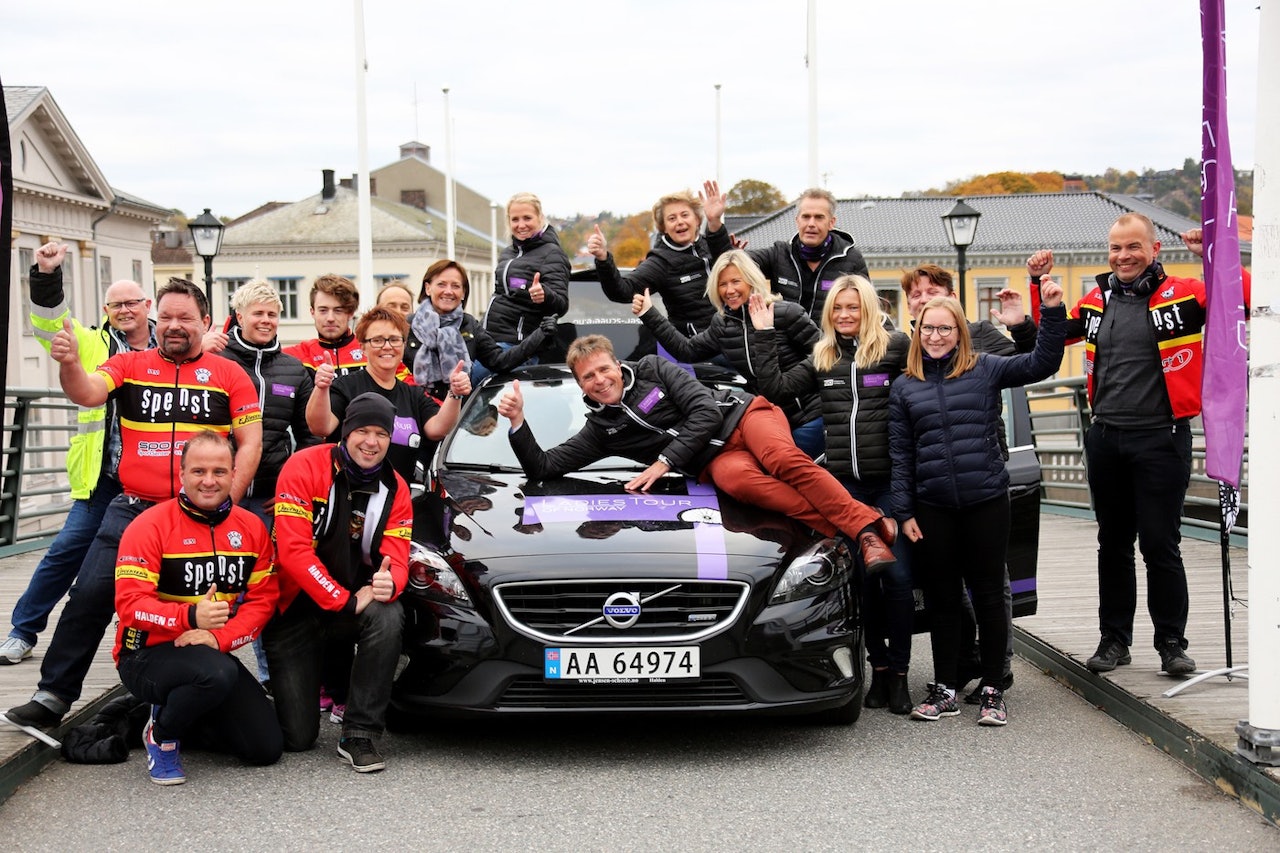 STOLT: Rittdirektør i Ladies Tour of Norway Roy Moberg (på panseret) er stolt over at kvinnenes etapperitt har fått høyeste UCI-status fra 2017, og dermed også sendes på TV2 hovedkanalen. Foto: Kjell-Erik Kristiansen STOLT: Rittdirektør i Ladies Tour of Norway Roy Moberg (på panseret) er stolt over at kvinnenes etapperitt har fått høyeste UCI-status fra 2017, og dermed også sendes på TV2 hovedkanalen. Foto: Kjell-Erik Kristiansen
