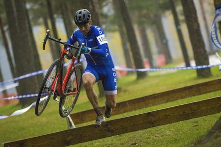 VM-DRØMMEN: Truls Haugseth, som nylig ble norgesmester i kross i klassen M40-44, kjører maks innsats på rulla to ganger i uka hele vinteren. Målet er kross-VM i 2018. Foto: Per-Eivind Syvertsen