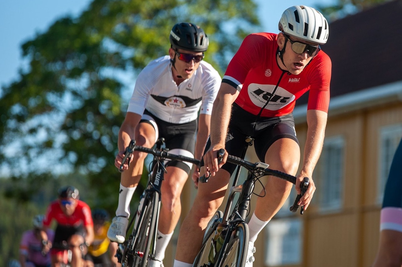 SAMMENLAGTSEIER: Martin Ohlsson (bak) tok sammenlagtseieren foran Nicolai Martinsen (foran) etter tre dager på Hadeland. Foto: Audun Morgestad