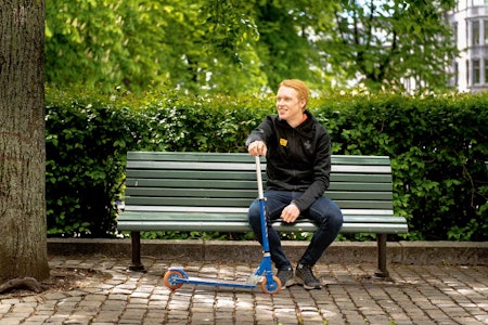 TAR LIVET MED RO: Andreas Leknessund bor midt i Oslo sentrum. Aksjonsradius utover hva som er mulig på sparkesykkelen forholder han seg nesten ikke til.  Andreas leknessund