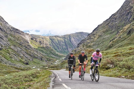 TREDELT SEIER: Atle Thoresen (bak), Eirik Langøy (midten) og Eivind Nordal Gran (foran) delte seieren i Jotunheimen Rundt 2019 etter 22 mil i tet. Foto: Ola Morken. 