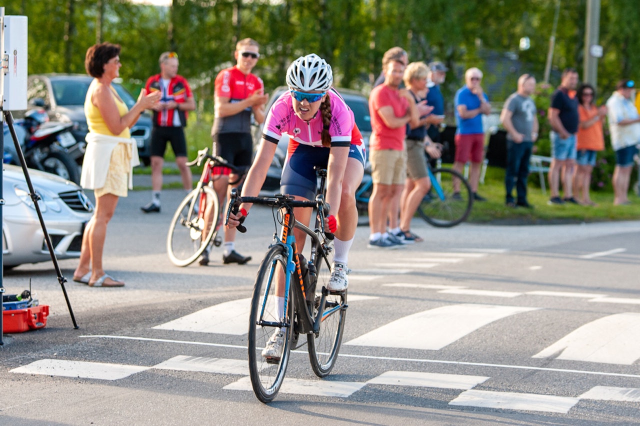 TO AV TRE: Mari Bergendahl fra CK Victoria sykler videre i den rosa dametrøya i morgen, som er siste etappe i Rojan Rundfahrt. Foto: Audun Morgestad