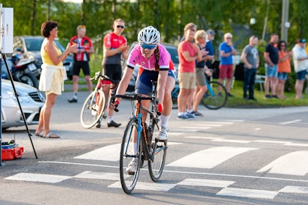 TO AV TRE: Mari Bergendahl fra CK Victoria sykler videre i den rosa dametrøya i morgen, som er siste etappe i Rojan Rundfahrt. Foto: Audun Morgestad