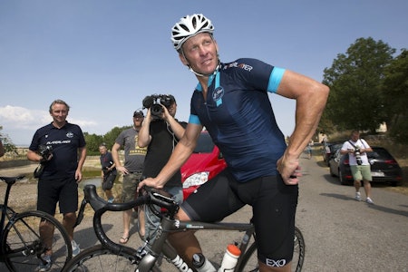 VELDEDIGHET: Lance Armstrong under et veldedighetsprosjekt i forbindelse med Tour de France 2015. Foto: Cor Vos. 
