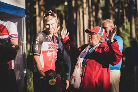 GOD SOM GULL: Carl Fredrik gratuleres av Eva Karlsen etter målgang. Bronsen er et optimalt løp av Hagen. Foto: Henrik Alpers carl fredrik hagen