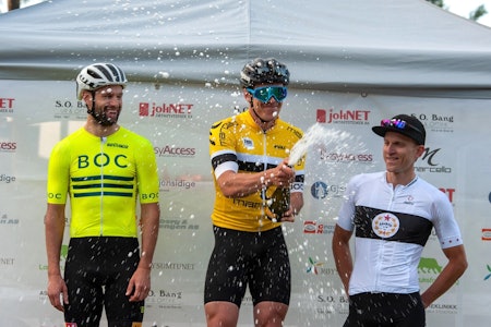 PROLOGSEIER: Magnus Frydenlund deler sjampisen med resten av pallen etter første dag av Rojan Rundfahrt: Jostein Lind Nørbech (til venstre) og Martin Ohlsson. Foto: Audun Morgestad PROLOGSEIER: Magnus Frydenlund deler sjampisen med resten av pallen etter første dag av Rojan Rundfahrt: Jostein Lind Nørbech (til venstre) og Martin Ohlsson. Foto: Audun Morgestad