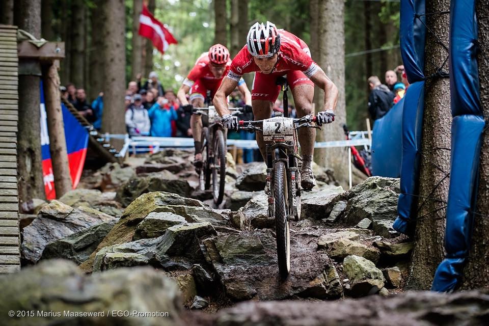 TEKNIKK: Over steinene i Rock'n'roll-partiet hadde Schurter tenkt til å rykke. Men Kulhavy kom han i forkjøpet. Her er Schurter først på en tidligere runde. TEKNIKK: Over steinene i Rock'n'roll-partiet hadde Schurter tenkt til å rykke. Men Kulhavy kom han i forkjøpet. Her er Schurter først på en tidligere runde.