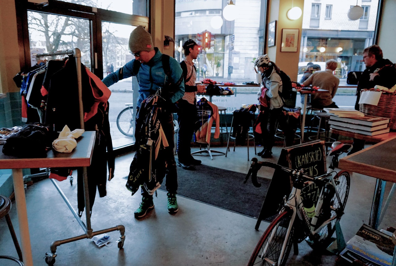 GRØNN FREDAG: Mange var opptatt med Black Friday, Green Cycling Norway holdt i stedet loppemarked med sykkeltøy. Foto: Jonas Orset. 
