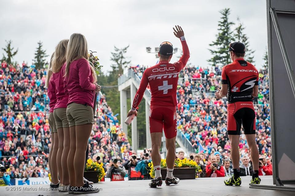 PUBLIKUM: Ingen andre steder i verden mottar rundbanesyklistene en slik hyllest som i Nove Mesto. Se på den tribunen! PUBLIKUM: Ingen andre steder i verden mottar rundbanesyklistene en slik hyllest som i Nove Mesto. Se på den tribunen!