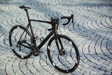 UTFORMASKIN: Fara Road Disc trives aller mest i lange utforkjøringer, mye takket være skivebremser. UTFORMASKIN: Fara Road Disc trives aller mest i lange utforkjøringer, mye takket være skivebremser.