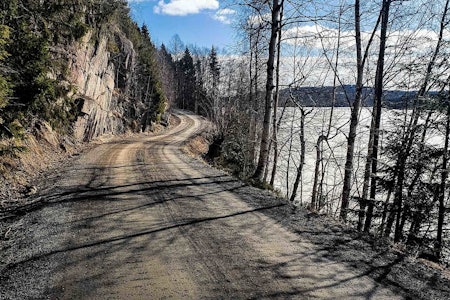 TØRT FLERE STEDER: Solen har tatt godt tak langs Bjørnsjøen, og det er nå helt bart flere steder langs Ring 4. Foto: Torkel Thorsen.  forholdene i marka, sykling i marka, snø på grusveier i oslo
