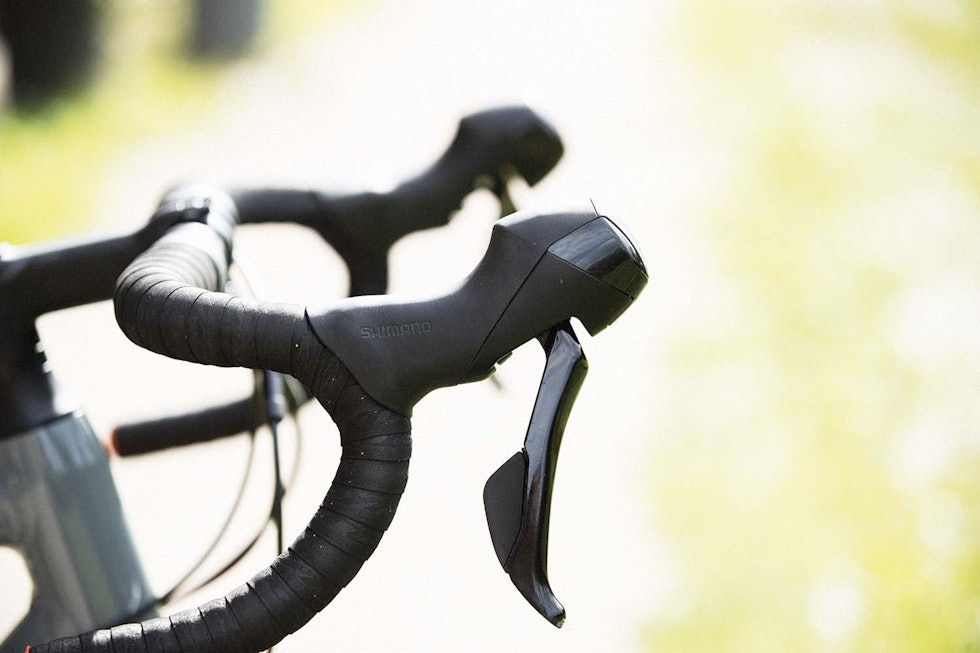 PASSÈ: Hendlene på Shimanos 105-gruppe er ikke elegante, men de er ganske så gode. For 2019 blir de endret til Ultegra-hendlenes fasong. PASSÈ: Hendlene på Shimanos 105-gruppe er ikke elegante, men de er ganske så gode. For 2019 blir de endret til Ultegra-hendlenes fasong.