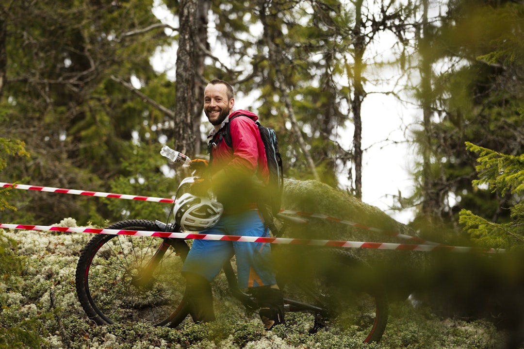 MR.NESBYEN: Ove Grøndal ble hedret med stibygger-t-skjorte under premieringen etter rittet. Denne mannen står bak mange av de fete stiene rytterne fikk prøvd seg på i helgen. _KHK3068