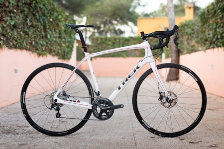 ENKELT: Trek Domane Disc 6.2 gjør lite ut av seg i designet, og lar funksjonen tale for seg selv. ENKELT: Trek Domane Disc 6.2 gjør lite ut av seg i designet, og lar funksjonen tale for seg selv.