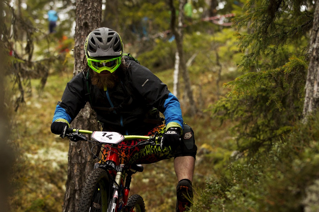 RATTING: Michael Cook ute og justerer på FE1. _KHK3247