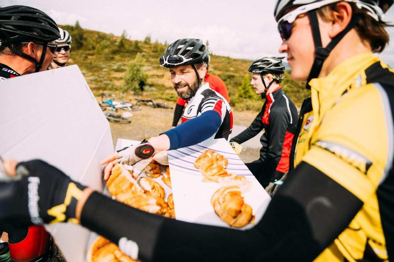 BOLLEFEST: Samling flytter til Gomobu for bedre mat og samvær, men frykt ikke: Det blir kanelboller fra bakeriet i Bagn også i år. Foto: Magnus Roaldset Furset. BOLLEFEST: Samling flytter til Gomobu for bedre mat og samvær, men frykt ikke: Det blir kanelboller fra bakeriet i Bagn også i år. Foto: Magnus Roaldset Furset.