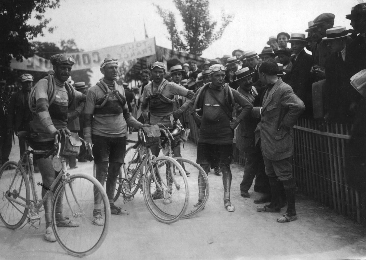 GAMLEGUTTA: Slik så Tour de France-deltakerne ut for 100 år siden. Foto: Presse Sport 