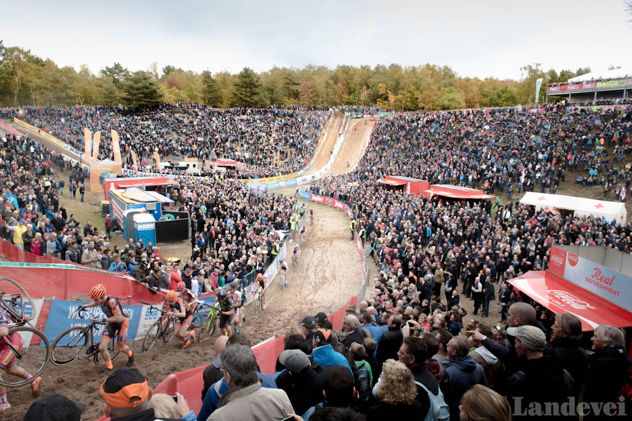 TRANGT OM PLASSEN: Skal du få med deg det som skjer i sandgropen «De kuil» gjelder det å være tidlig ute. TRANGT OM PLASSEN: Skal du få med deg det som skjer i sandgropen «De kuil» gjelder det å være tidlig ute.