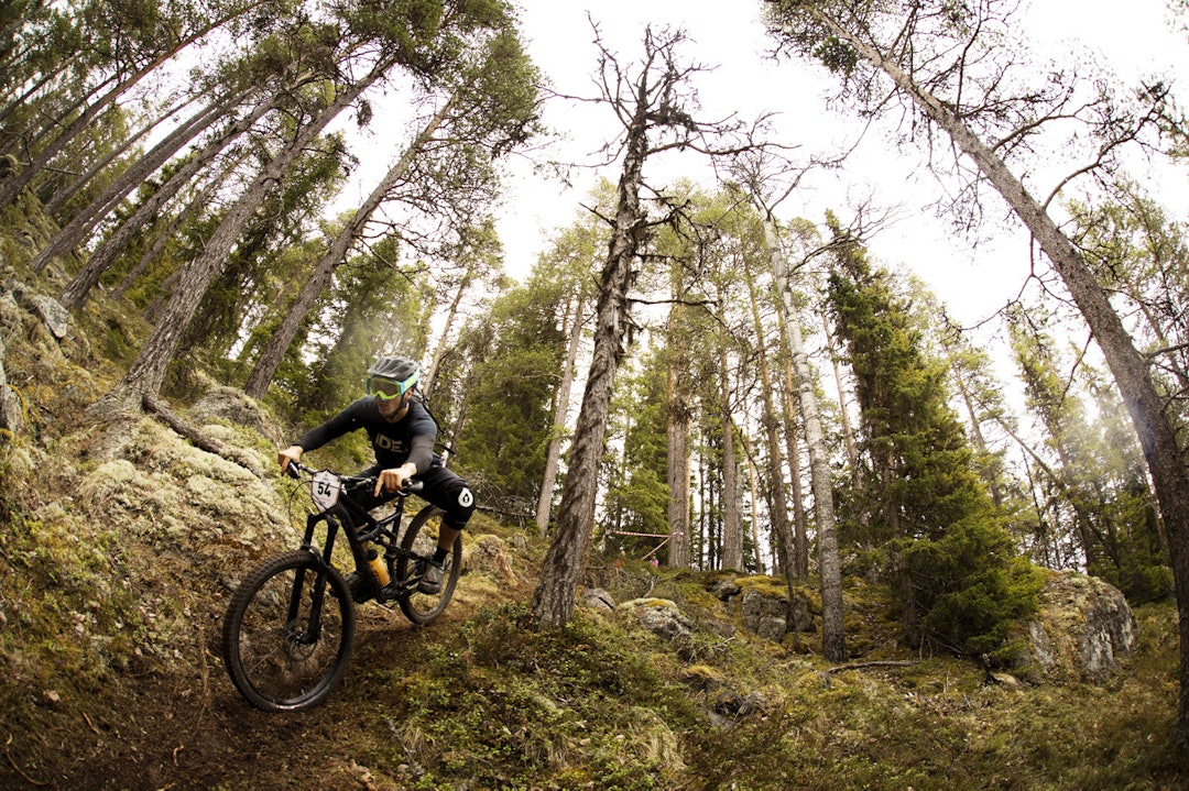 BAKPÅ: Guy Gibbs lar framhjulet ta støyten ned en av de bratte skråningene over Nesbyen. _IPP7361