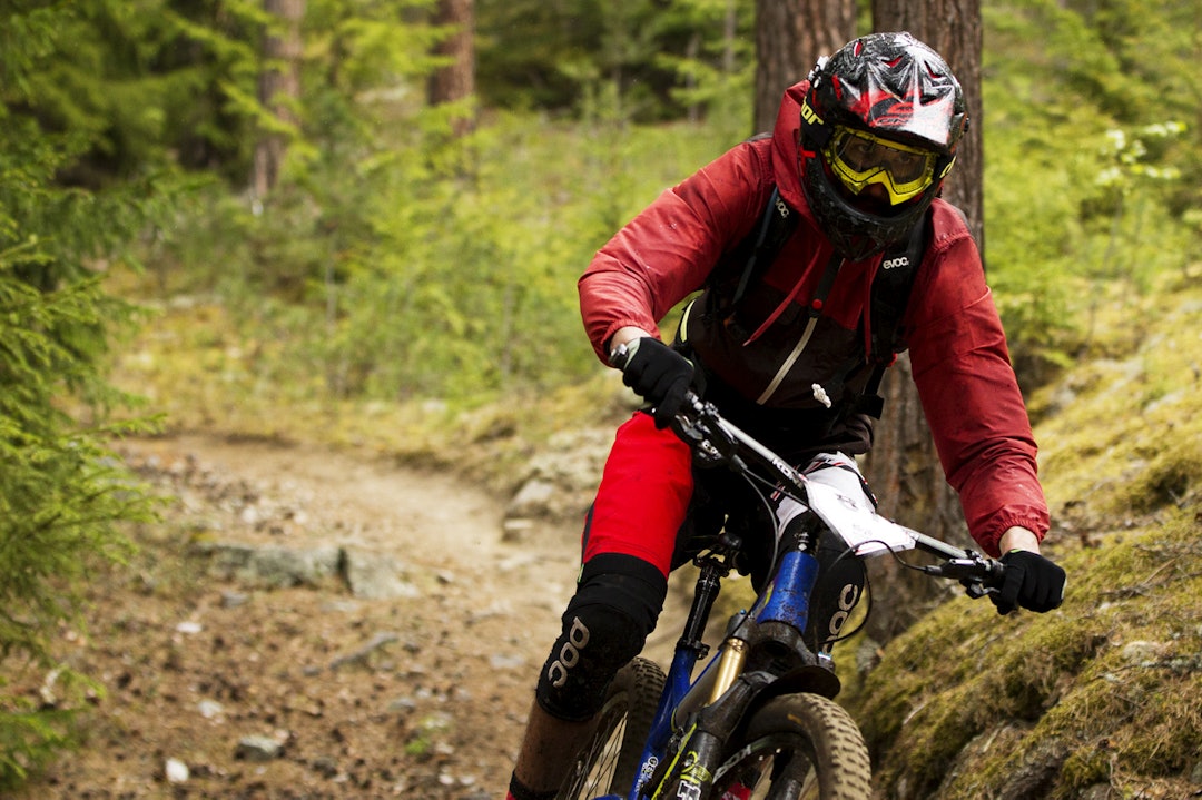 BIDRAGSYTEREN: Thomas Svendsen er ofte å finne bak kameraet, nå i det siste også for Terrengsykkel. I Nesbyen la han igjen kameraet og fant fram startnummeret. _KHK4030