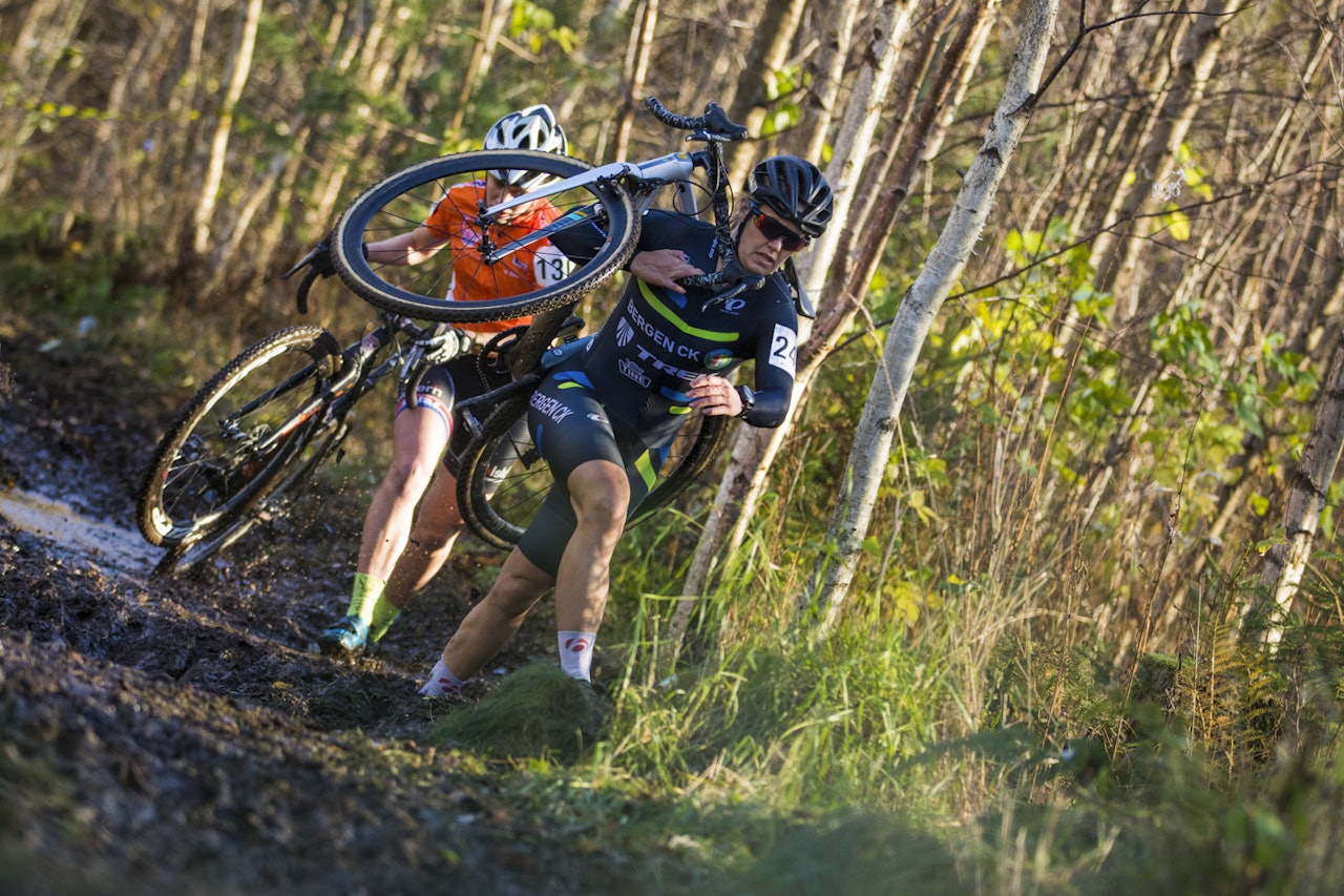 PROFF: Fra nyttår sykler Ingrid Moe fra Bergen CK for det norske profflaget Hitec Products. Her fra Norgescup i kross i Svelvik. Foto: Per-Eivind Syvertsen PROFF: Fra nyttår sykler Ingrid Moe fra Bergen CK for det norske profflaget Hitec Products. Her fra Norgescup i kross i Svelvik. Foto: Per-Eivind Syvertsen
