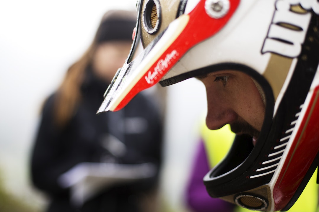 ALVOR: Selv om enduro er både sosialt og kameratslig, er de siste sekundene før man blir sendt avgårde fullt alvor. _IPP7276