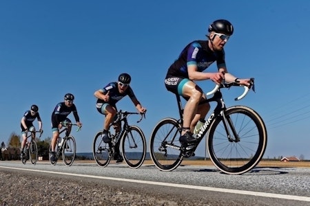 REKORDSUGEN: Geir Lien (i front) er håndplukket til Team Energima som skal sykle Lillehammer-Oslo med 50 km/t i snitt. Foto: Ola Morken Geir Lien Team Energima