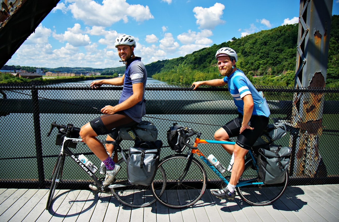 GUIDE: Gutta blir guidet ut av Pittsburgh av WS-verten sin og begynner på Great Allegheny Passage. Foto: Kristoffer Vittersø GUIDE: Gutta blir guidet ut av Pittsburgh av WS-verten sin og begynner på Great Allegheny Passage. Foto: Kristoffer Vittersø