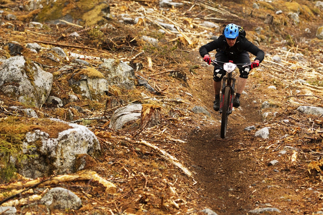 ÅPENT: Ned flytstiene på de åpne hogstfeltene var det bare å slippe på. Stian Rånes gjør akkurat dét. _KHK4350